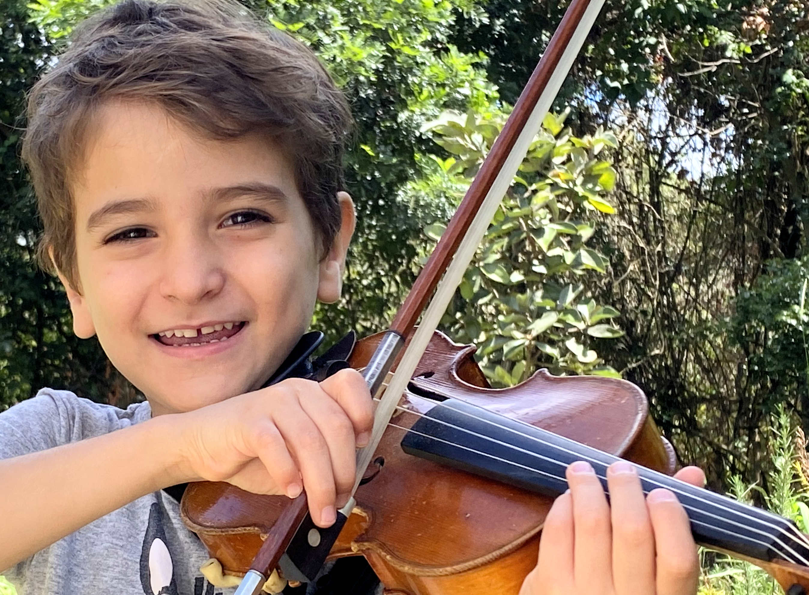 Frederico Simon Paulini tocando violino