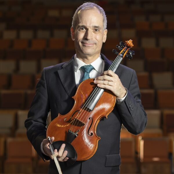 Dr. Zoltan Paulinyi, violinista e professor, posando com sua viola pomposa