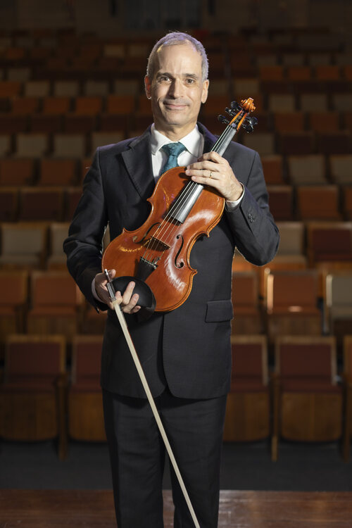 Dr. Zoltan Paulinyi com violino